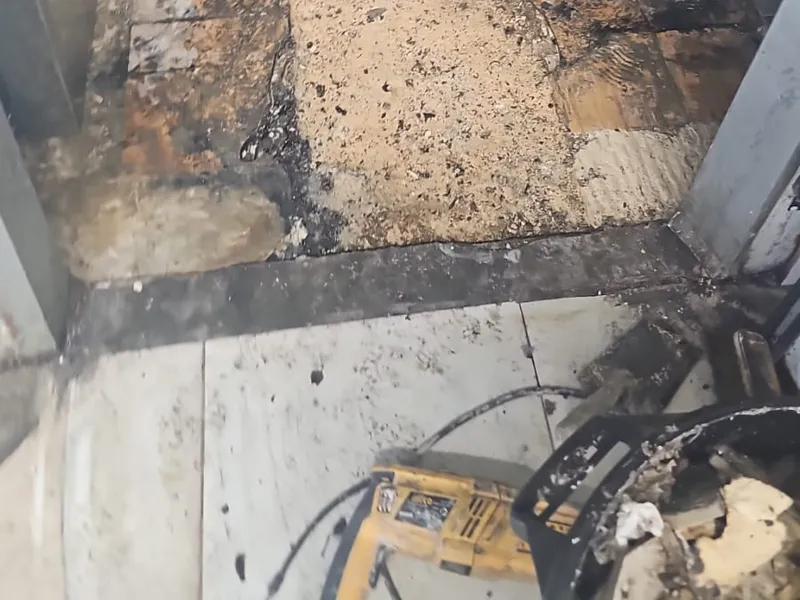 פירוק ריצוף פגום והתקנת ריצוף גרניט פורצלן במטבח מסחרי — לפני